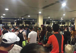 Sân bay Nội Bài và Tân Sơn Nhất ùn ứ sau khi tin tặc tấn công mạng