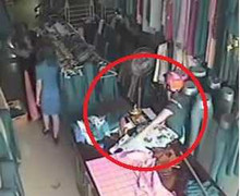 'Nữ quái' vào cửa hàng trộm ví, quay lại trộm nốt điện thoại