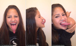 Cô gái có lưỡi siêu dài, chạm tới tận mắt, tai và... khuỷu tay