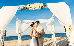 Không gian cưới đẹp như cổ tích của siêu mẫu Hà Anh và chồng Tây