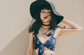 Không hổ danh 'Mỹ nhân 18+', Sĩ Thanh táo bạo đem nội y ra đường chụp ảnh