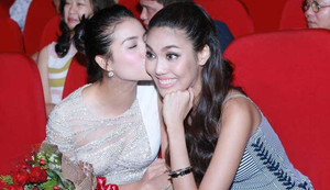 Bị đồn ghét nhau, Phạm Hương hôn Lan Khuê