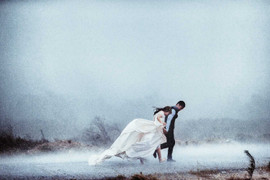 Ảnh cưới giữa ngày mưa bão của cặp đôi Hà thành khiến dân mạng thích thú