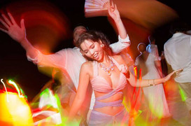 Hà Anh diện váy siêu ngắn, quậy hết mình bên chồng Tây