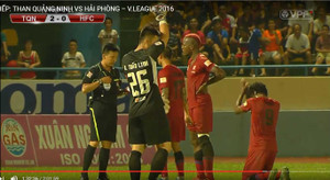 Sao ngoại Hải Phòng vái sống trọng tài ngay trên sân