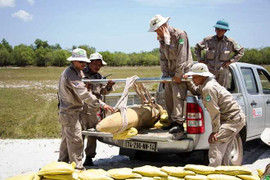 Thuê xe múc đào 3 quả bom đem bán: Liều đến thế là cùng!