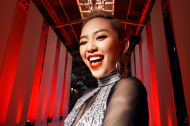 Tóc Tiên khoe vẻ đẹp quyền lực “cạnh tranh” với Hồ Ngọc Hà