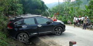 Hai tên trộm ô tô nhảy xuống kênh chạy trốn công an