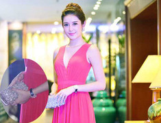 Huyền My đeo đồng hồ 1,5 tỷ 'đọ sắc' cùng NSƯT Chiều Xuân