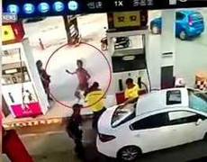 Gã say vác dao đòi chém nhân viên cây xăng