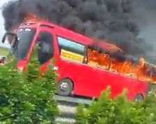 Xe khách bốc cháy dữ dội trên cao tốc Pháp Vân - Cầu Giẽ