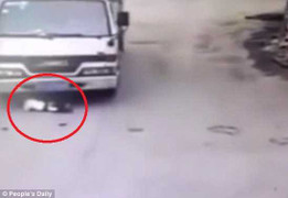 Em bé nhanh trí sống sót kỳ diệu sau khi bị 'nuốt chửng' dưới gầm xe tải