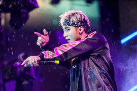 Khán giả đội mưa chờ nghe ca khúc mới của Sơn Tùng M-TP