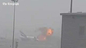 Khoảnh khắc máy bay phát nổ trên đường băng Dubai