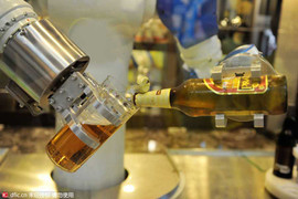 Kinh ngạc xem robot rót bia trong lễ hội