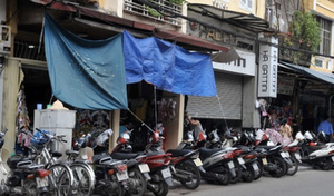 Lề đường bị lấn chiếm, hơn 100 người đi bộ chết mỗi năm