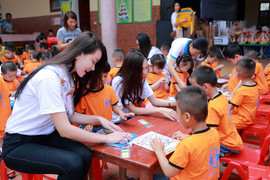 Top 40 thí sinh Hoa hậu Bản sắc Việt tặng quà Làng trẻ em SOS Thanh Hóa