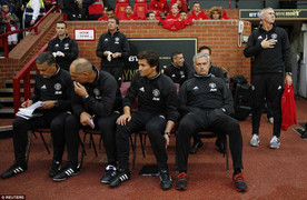 Mourinho kê ghế dưới sân, nhường chỗ VIP cho học trò