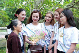 Người đẹp Hoa hậu Bản sắc Việt toàn cầu thích thú với cây ổi ‘biết cười’