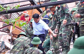 Sập nhà 4 tầng nhiều người bị vùi lấp: Chủ tịch Hà Nội trực tiếp chỉ đạo giải cứu nạn nhân
