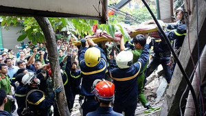 Sập nhà 4 tầng ở Hà Nội, nhiều người đang bị vùi lấp