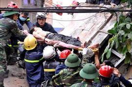 Sập nhà 4 tầng, vùi lấp nhiều người ở Hà Nội: 'Anh ơi cứu em, em chết mất'