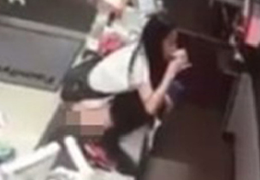 Cãi nhau với thu ngân, cô gái leo lên quầy 'giải quyết nỗi buồn', uống nước tiểu