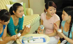 Chị em 'mách' nhau bí quyết làm đẹp bằng sữa chua