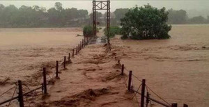 Clip lũ cuồn cuộn đổ về Lào Cai