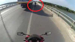 Hoảng hồn clip xe máy 'bám hông' xe tải để... tránh nắng