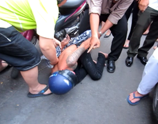 Tài xế taxi tung cửa truy hô bắt cướp như phim