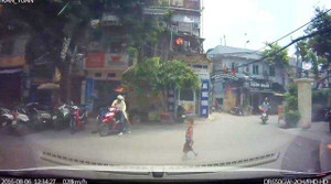 Băng qua đường, bé trai thoát chết trước mũi ô tô