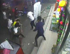 Hàng chục côn đồ cầm hung khí lao vào chém người trong quán karaoke