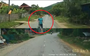 Người phụ nữ lao vào đầu ôtô rồi vùng vằng bỏ đi