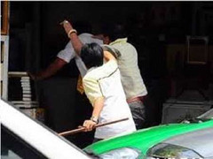 Tài xế taxi Mai Linh bị đồng nghiệp kéo tới nhà chém gục