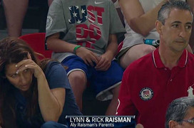 Biểu cảm của bố mẹ VĐV Olympic Mỹ gây 'sốt' mạng xã hội