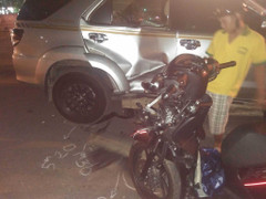 Tẩu thoát sau hỗn chiến, 3 thanh niên phóng xe lao đầu vào ôtô