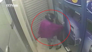Gã đàn ông đội mũ bảo hiểm, trùm áo mưa rình cướp tiền cô gái tại cây ATM