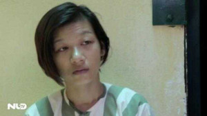 'Nữ quái' giật dây chuyền, cầm dao đâm công an