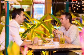 Đàm Vĩnh Hưng kín đáo đi ăn tối cùng 'người tình đồng tính'