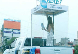 Đưa người mẫu vào lồng kính diễu phố, quảng cáo điện thoại