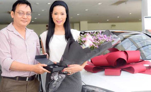 Bước sang tuổi 45, diễn viên Trịnh Kim Chi được chồng tặng xe 5 tỷ