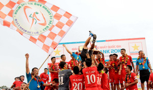 Vô địch Hạng Nhất, CLB TP.HCM nhận thưởng 4 tỷ