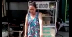 Cô gái bán hàng rong tụt quần 'ăn vạ' lực lượng dẹp lòng lề đường