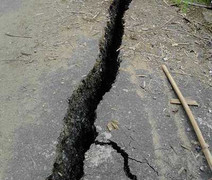 Vết nứt bất thường 'ăn' từ quốc lộ vào nhà dân