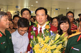 Hoàng Xuân Vinh vẫy tay chào người hâm mộ, chia sẻ về phát súng định mệnh