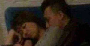 Lộ ảnh Hari Won - Trấn Thành ôm nhau ngủ trong rạp phim