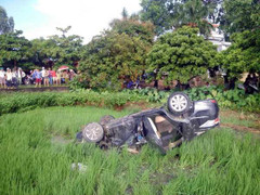 Tàu hỏa hất tung ô tô xuống ruộng, một người đàn ông nguy kịch