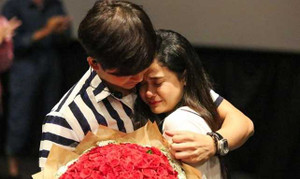 Tim bao trọn rạp chiếu phim, quỳ gối cầu hôn Trương Quỳnh Anh