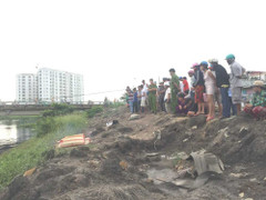 Đứng trên cầu tiểu tiện, nam thanh niên rơi xuống kênh bị nước nhấn chìm